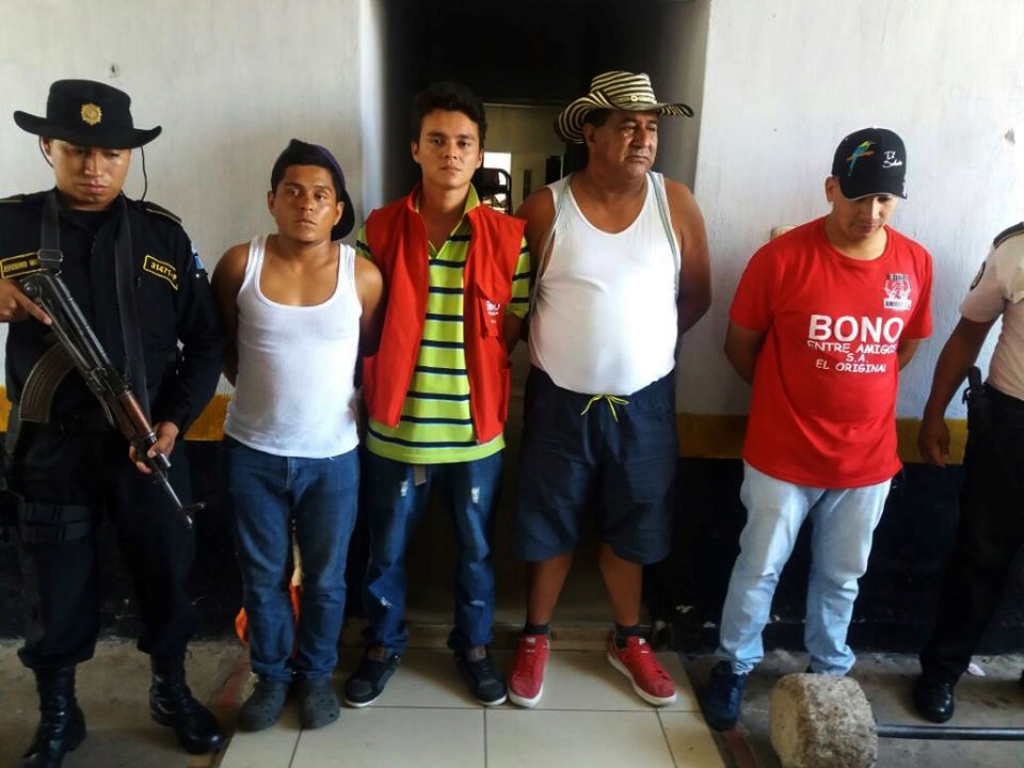 Los cuatro capturados cuando vendían números de una supuesta lotería, en Asunción Mita. (Foto Prensa Libre: Óscar González).
