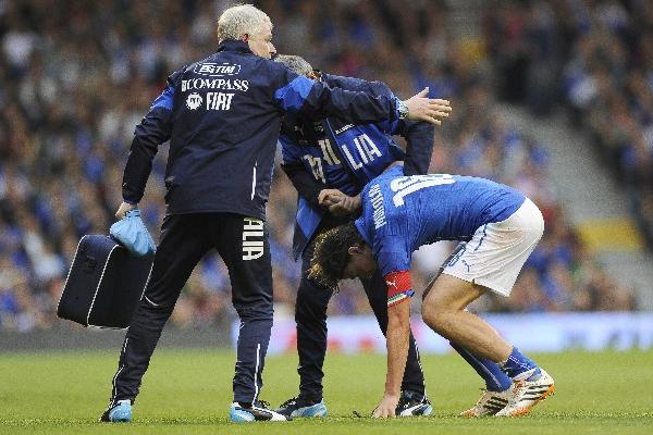 A causa de una lesión la participación de Riccardo Montolivo con Italia en el Mundial de Brasil 2014 está en peligro. (Foto Prensa Libre: EFE)