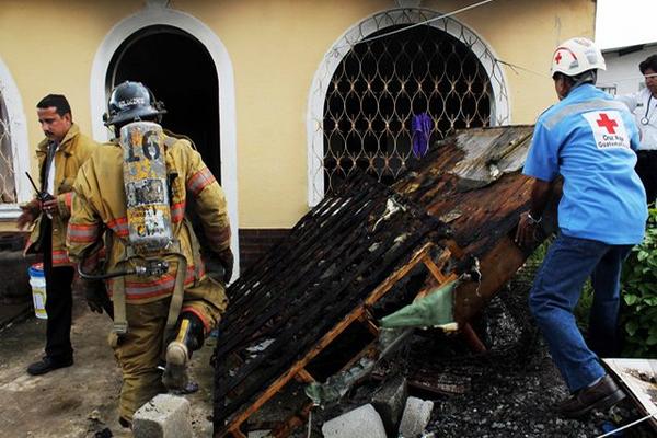 Una vivienda fue consumida por el fuego en la colonia Los Mangales, zona 4 de Retalhuleu. Socorristas lograron evacuar a los residentes. (Foto Prensa Libre: Rolando Miranda)<br _mce_bogus="1"/>