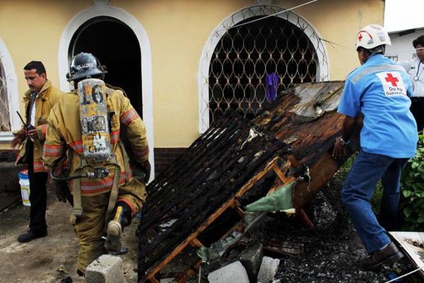 Una vivienda fue consumida por el fuego en la colonia Los Mangales, zona 4 de Retalhuleu. Socorristas lograron evacuar a los residentes. (Foto Prensa Libre: Rolando Miranda)<br _mce_bogus="1"/>