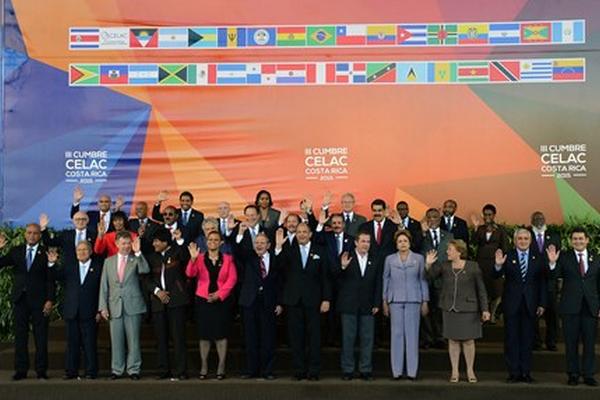 Mandatarios y delegados de los países que integran la Celac posan para la foto oficial en el primer día de actividades. (Foto Prensa Libre: AFP).<br _mce_bogus="1"/>