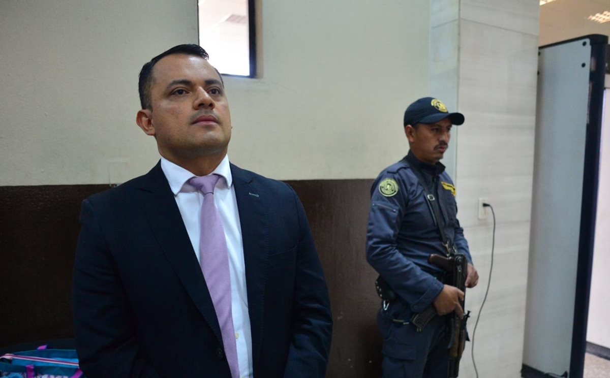 Stu Velasco, exsubdirector de Investigación Criminal de la Policía Nacional Civil, volvió a la Torre de Tribunales. (Foto Prensa Libre: Erick Ávila)