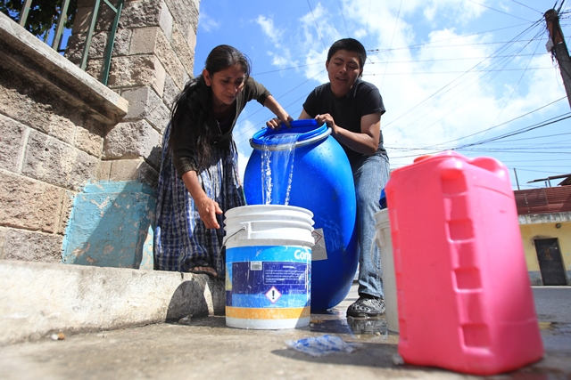 Expertos opinan que se debe cuidar el agua para enfrentar una crisis a futuro. (Foto Prensa Libre: Hemeroteca PL).
