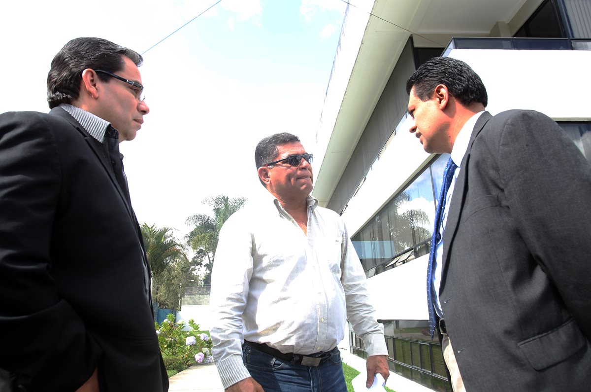 Milton Mendoza (al centro) habla con Renato Durán (izquierda) y Pedro Pop (derecha), luego de presentar su renuncia en la Federación de Futbol. (Foto Prensa Libre: Edwin Fajardo)