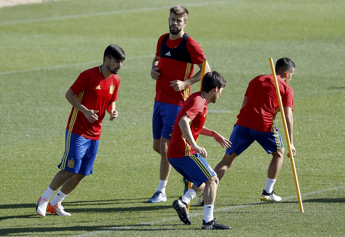 Los jugadores de la selección española Nolito, Gerard Piqué, David Silva y Lucas Vázquez realizan un entrenamiento en la Ciudad del Futbol de Las Rozas. (Foto Prensa Libre: EFE).