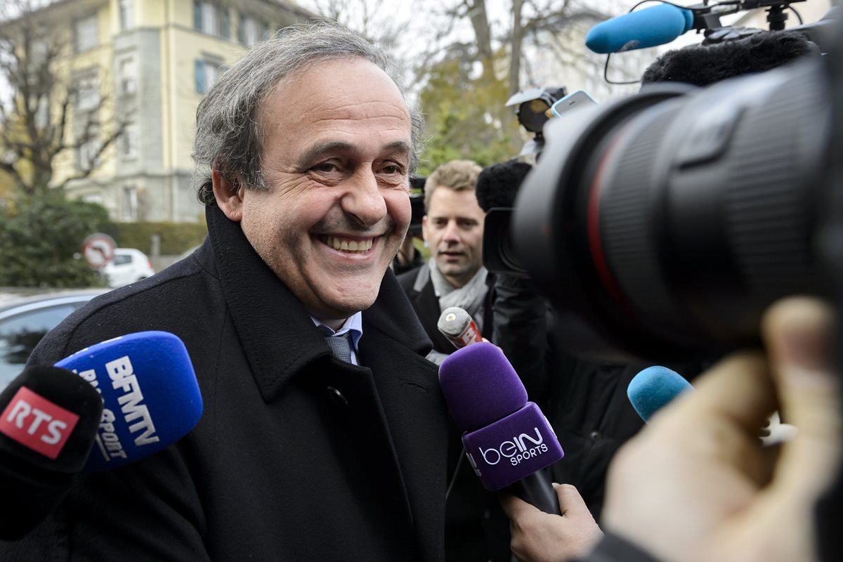 El francés Michel Platini a su salida del TAS responde las preguntas de los periodistas. (Foto Prensa Libre: AFP)