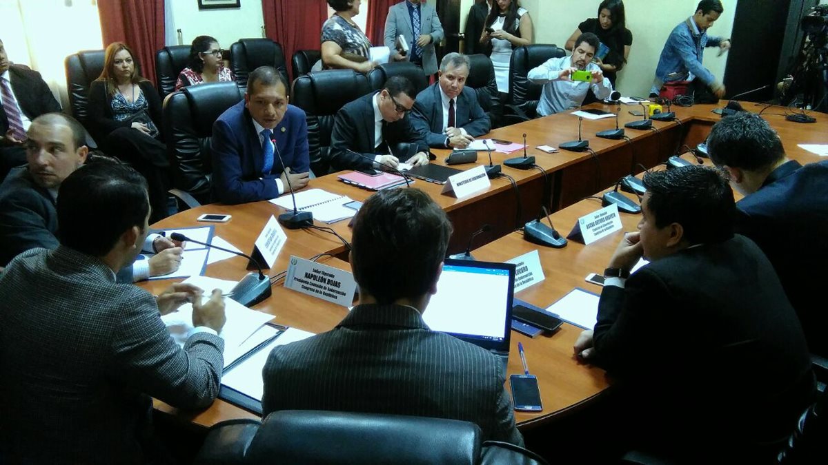 Titular de la cartera del interior se reúne con diputados de la Comisión de Gobernación del Congreso (Foto Prensa Libre: cortesía Gobernación)