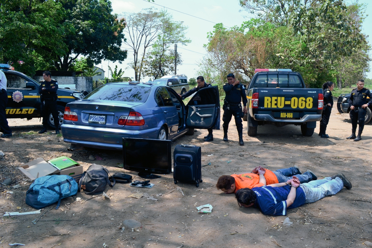 Dos hombres  fueron capturados en San Andrés Villa Seca, Retalhuleu, cuando se conducían en un auto con mercadería supuestamente robada. (Foto Prensa Libre: Jorge Tizol)