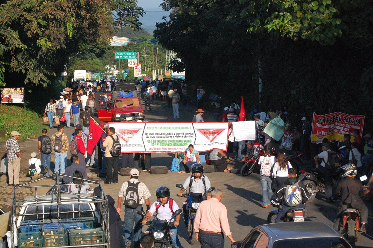 Campesinos de Codeca, durante un bloqueo de carreteras en el Km 216 de la ruta de Coatepeque a Quetzaltenango. (Foto Prensa Libre: Hemeroteca PL)