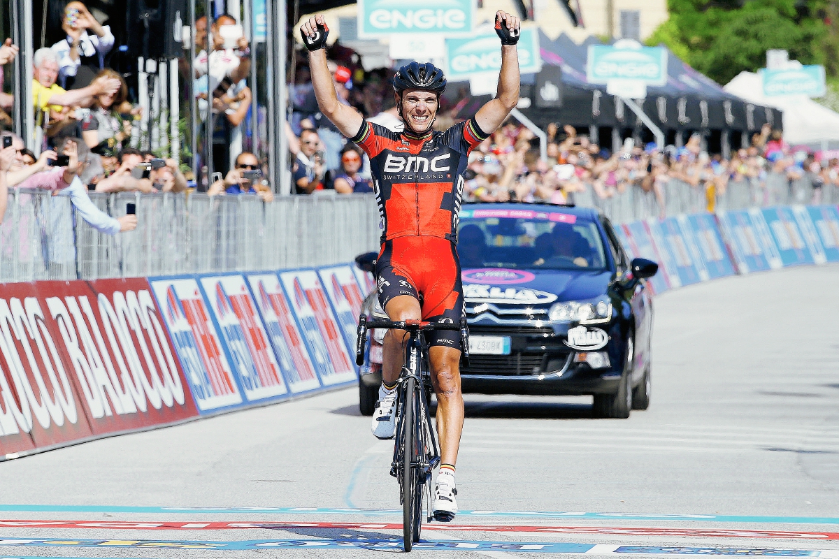 Philippe Gilbert cruza en solitario la línea de meta. (Foto Prensa Libre: AFP)