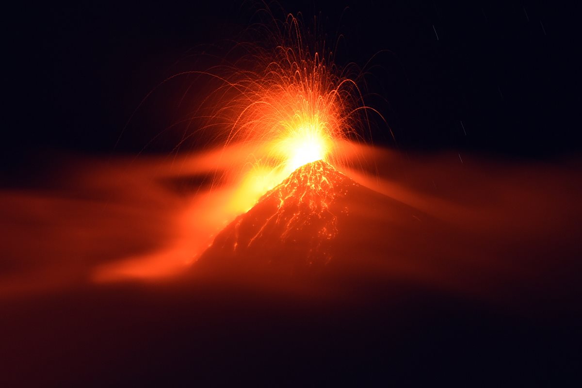 La imagen de esta erupción del Volcán de Fuego fue captada el 10 de noviembre del 2015. (Foto Prensa Libre: AFP)