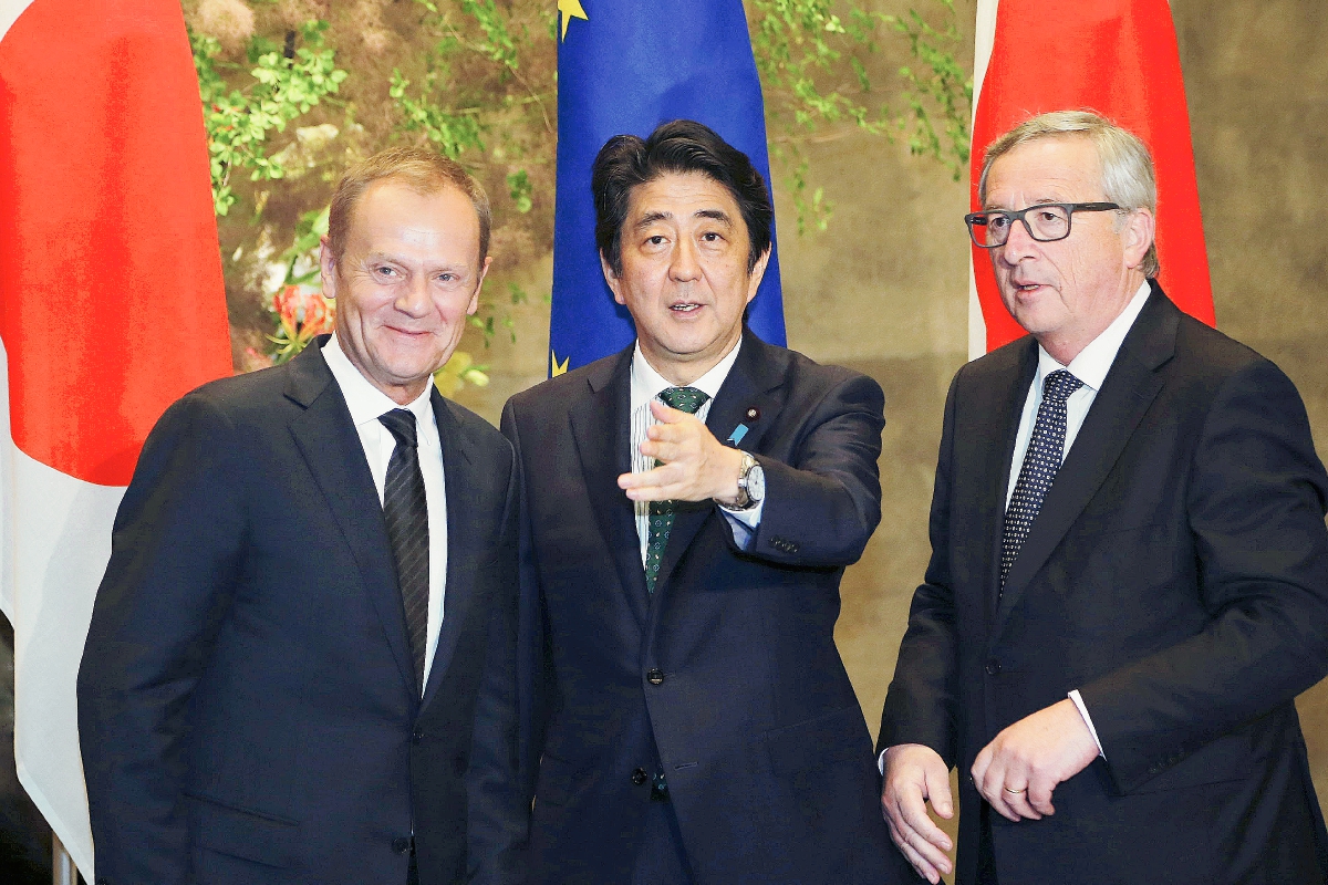 El presidente del Consejo Europeo, Donald Tusk (i); el presidente de la Comisión Europea, Jean-Claude Juncker (d), y el primer ministro japonés, Shinzo Abe, durante la reunión. (Foto Prensa Libre: EFE).