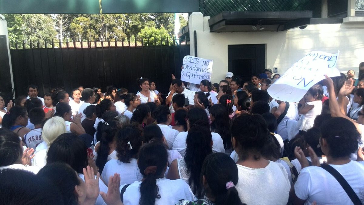Un grupo identificado como cristianos evangélicos, protesta frente a la sede de la Cicig en la zona 14. (Foto Prensa Libre: Erick Ávila)