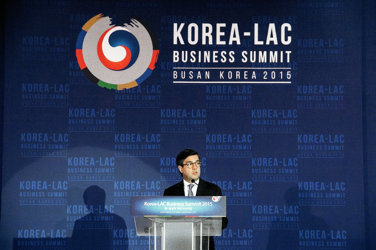 El presidente del BID), Luis Alberto Moreno, al inaugurar Cumbre de Negocios, hoy en Corea. (Foto Prensa Libre:EFE)