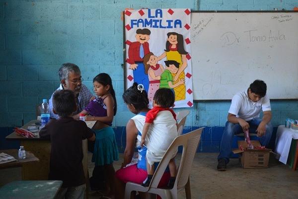 Niña recibe atención médica en la jornada efectuada en El Asintal, Retalhuleu. (Foto Prensa Libre: Jorge Tizol) <br _mce_bogus="1"/>