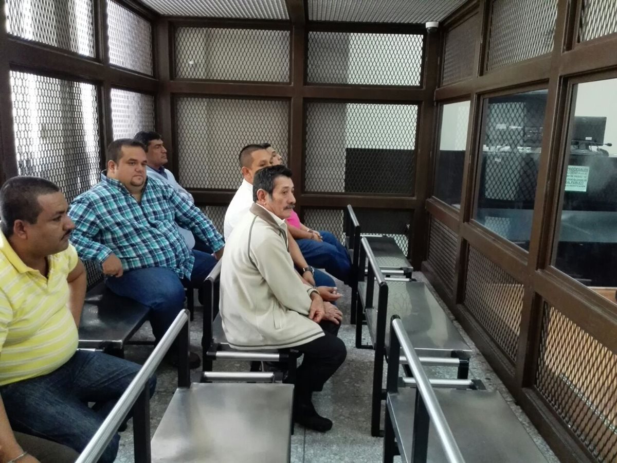 Los procesados escuchan a la jueza primera de Mayor Riesgo A, Carol Patricia Flores. (Foto Prensa Libre: E. Bercián)
