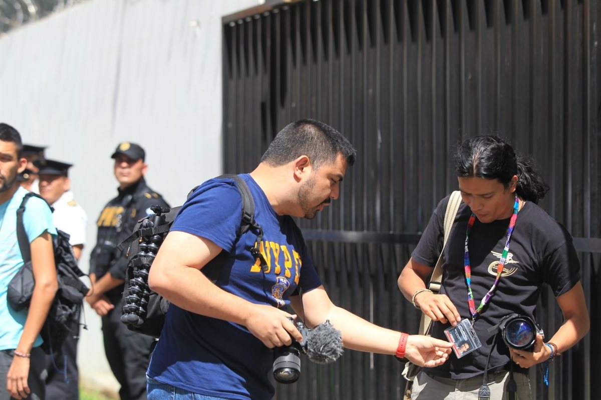 Rodrigo Polo exige a los foto periodistas sus credenciales de prensa durante manifestación de hoy frente a la Cicig. (Foto Prensa Libre: Cortesía)
