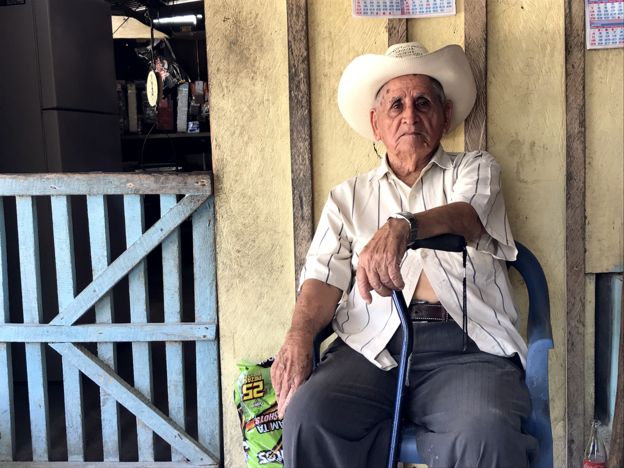 Ildefonso Magaña, de 88 años, vende refrescos y chucherías en la tienda de la calle principal de Valle de Paz. Él también llegó aquí huyendo de la guerra civil.