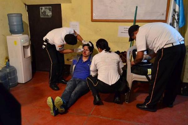 Socorristas voluntarios atienen al piloto del vehículo que impactó a una de sus unidades. (Foto Prensa Libre: CVB)