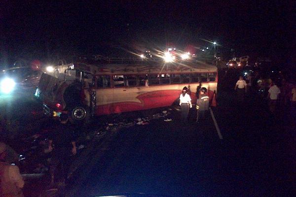 Un bus que transportaba excursionistas de accidentó este viernes, en la ruta al Pacífico. (Foto Prensa Libre: Enrique Paredes)<br _mce_bogus="1"/>