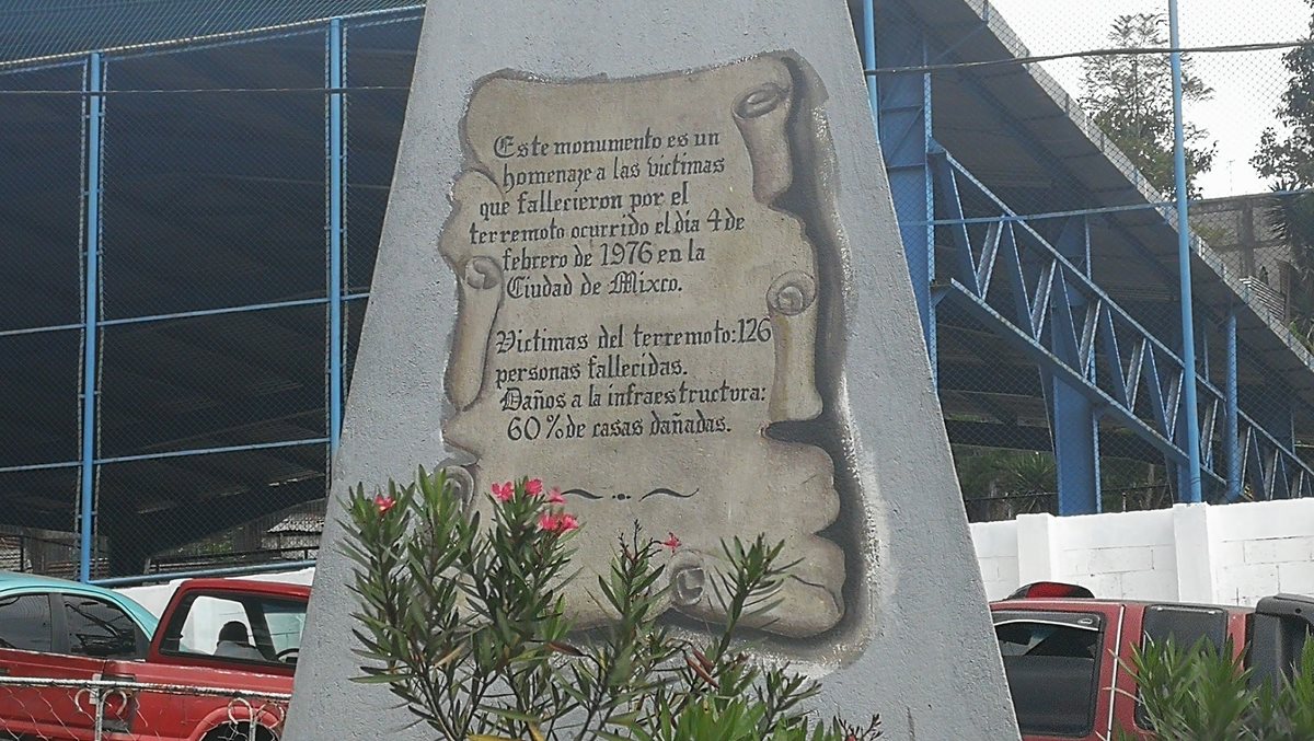 Leyenda en uno de los laterales de monumento estilo pirámide. (Foto Prensa Libre: Óscar Felipe Quisque)