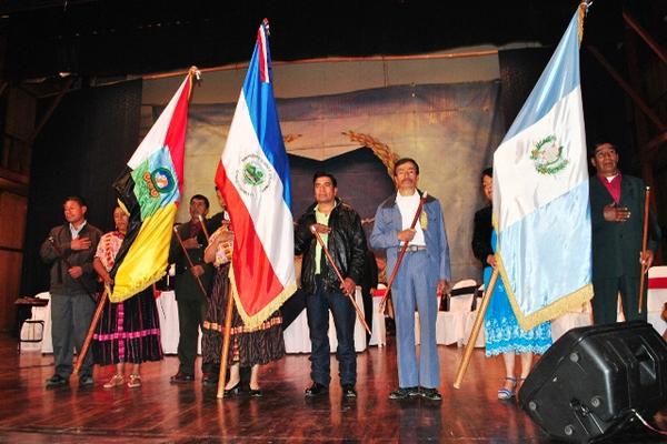 Alcaldes comunitarios de 24 localidades reciben cargos en Quetzaltenango. (Foto Prensa Libre: Alejandra Martínez)<br _mce_bogus="1"/>