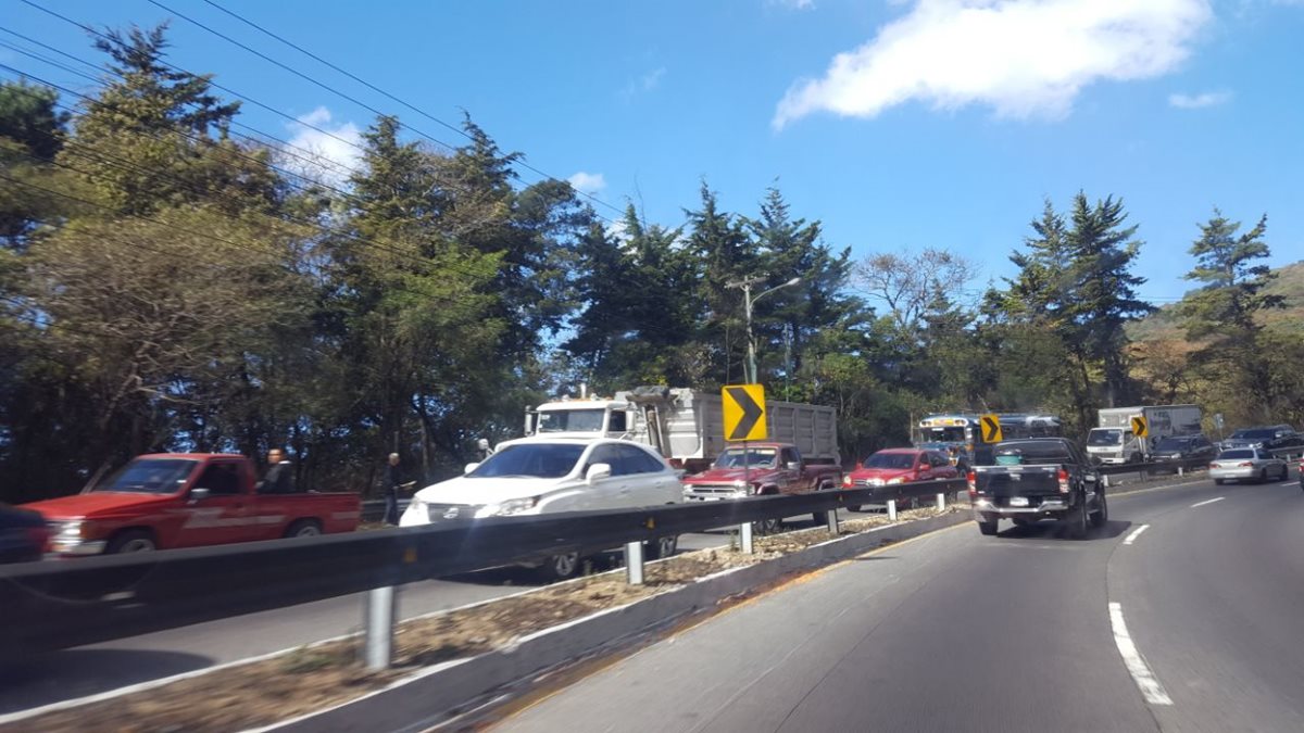 Las filas de vehículos llegaron al km 23 de la ruta Interamericana, en San Lucas Sacatepéquez. (Foto Prensa Libre: Julio Sicán)