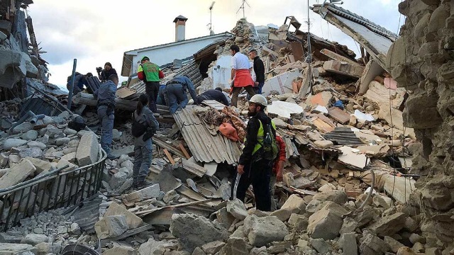 Un terremoto de 6 grados sacude el centro de Italia y deja hasta ahora 73 muertos. (Foto Prensa Libre: AFP)