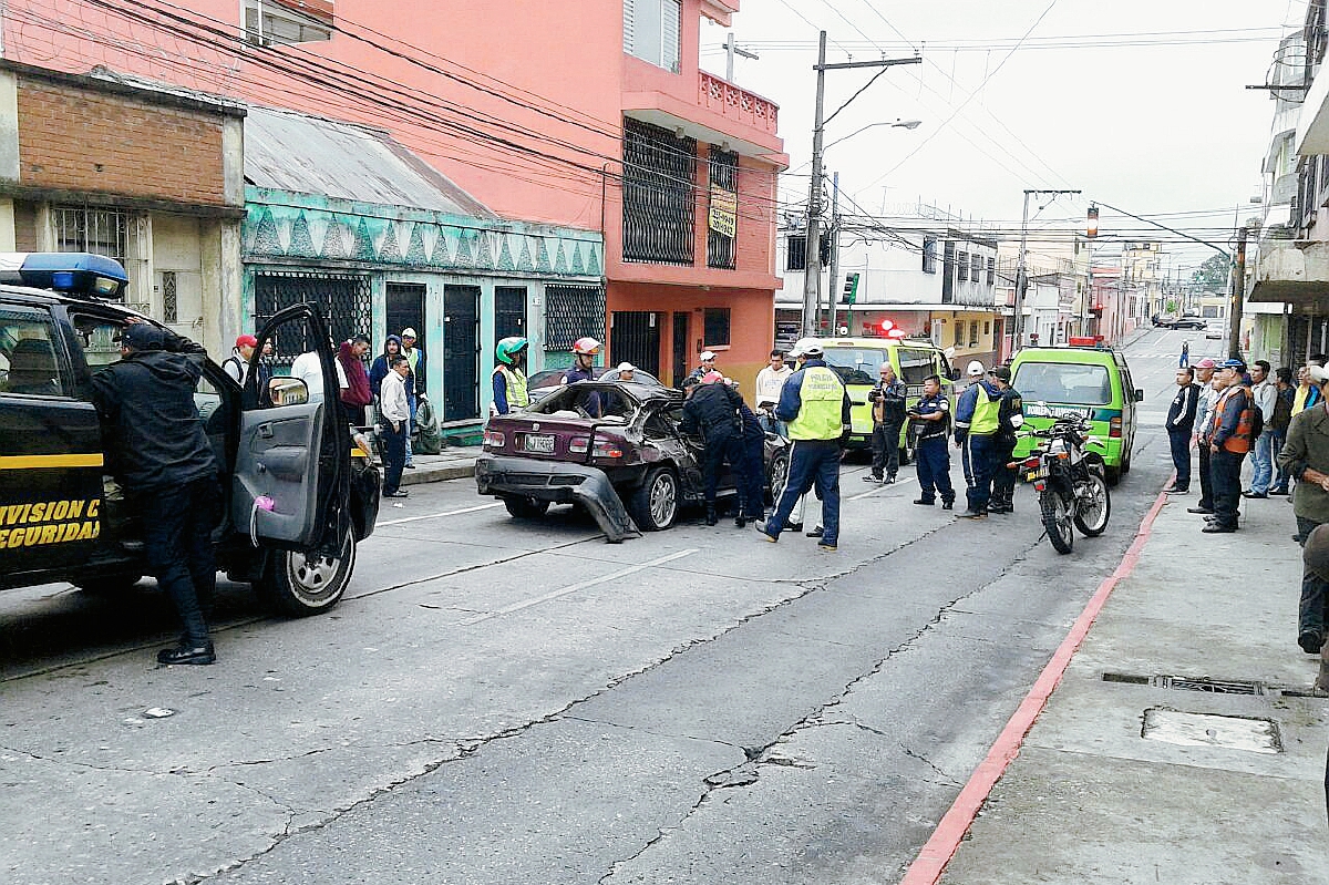 En la 10 avenida y 3a calle de la zona 1, la imprudencia de un conductor en estado de ebriedad provocó la muerte de Carla Susana Beltetón, de 23 años. (Foto Prensa Libre: Erick Ávila).