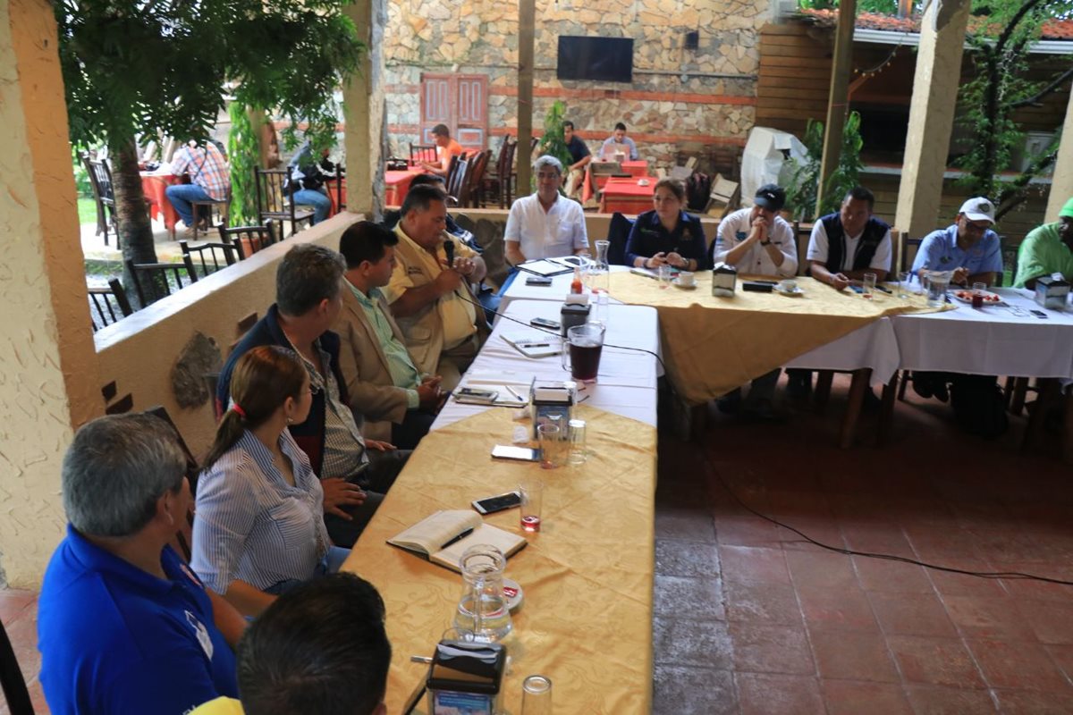 Autoridades de Guatemala y Honduras se reunieron para buscar solución al problema de los desechos del río Motagua. (Foto Prensa Libre: Dony Stewart)