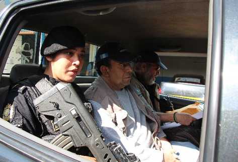 Agentes antinarcóticos custodian a Jorge Ulloa Sibrián, quien fue repatriado a El Salvador.