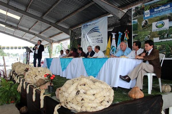 Autoridades de varios departamentos del país y del Maga inauguran encuentro.