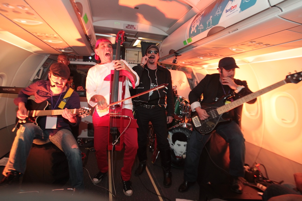 Alux Nahual se convirtió en la primera banda nacional en tocar a más de 9 mil metros de altura. (Foto Prensa Libre: Keneth Cruz)