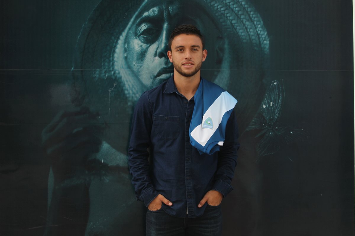 Henry López posa con la camisola de la Selección Nacional, la cual espera volver a vestir ahora camino al Mundial de Rusia 2018. (Foto Prensa Libre: FERNANDO LÓPEZ R.)