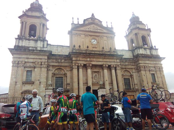 La etapa 2 sale de la zona 1. ¡Los ciclistas ya están listos! (Foto Prensa Libre: Norvin Mendoza)