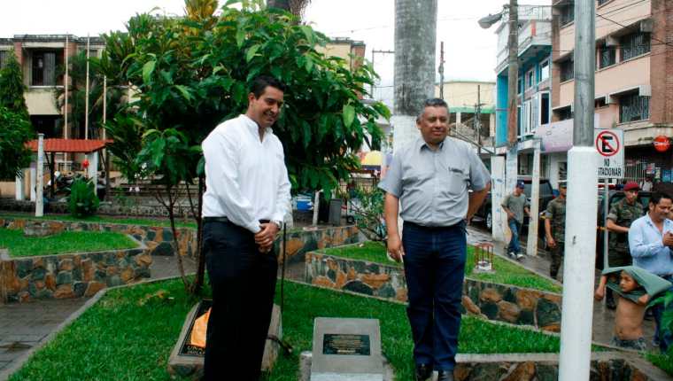 Rudy Gallardo, director ejecutivo del Renap, -izq- junto al gobernador de Santa Rosa, Henri Adelso Salazar. (Foto Prensa Libre: Oswaldo Cardona)