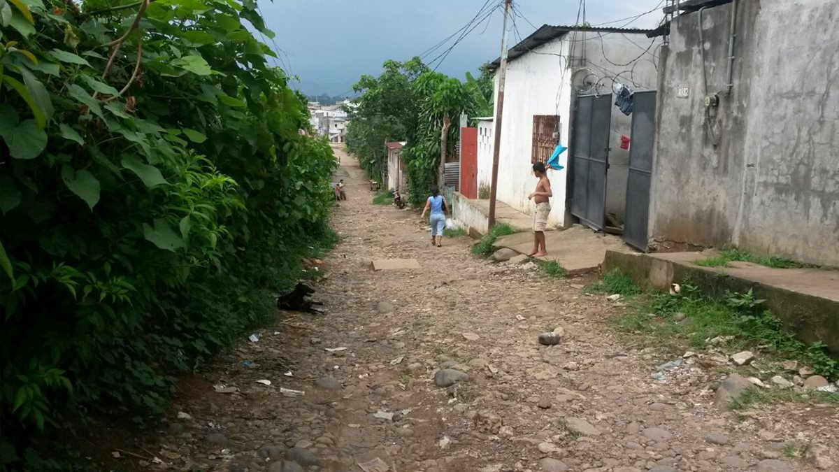 Pobladores de Coatepeque, Quetzaltenango, salieron a las calles por el fuerte sismo. (Foto Prensa Libre: Alexánder Coyoy)