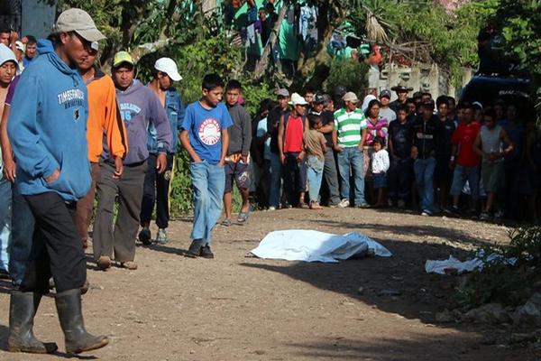 <span style="color: rgb(0, 0, 0); font-family: 'Helvetica Neue','Segoe UI',Helvetica,Arial,'Lucida Grande',sans-serif; font-size: 16px; font-style: normal; font-variant: normal; font-weight: normal; letter-spacing: normal; line-height: 18.4px; text-align: justify; text-indent: 0px; text-transform: none; white-space: normal; word-spacing: 0px; background-color: rgb(255, 255, 255); display: inline ! important; float: none;">Jacinto López Nájera, de 34 años, murió macheteado este lunes en la aldea El Chagüite, Jalapa. Fue reconocido por sus familiares. (Foto Prensa Libre, Hugo Oliva)</span>