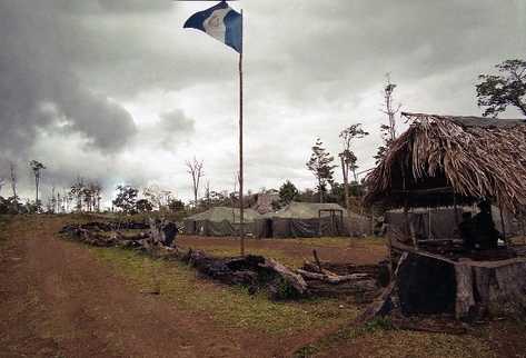 Una bandera señala el inicio del territorio guatemalteco, en la línea de adyacencia.