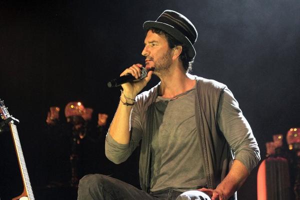 Ricardo Arjona promociona su álbum Viaje.