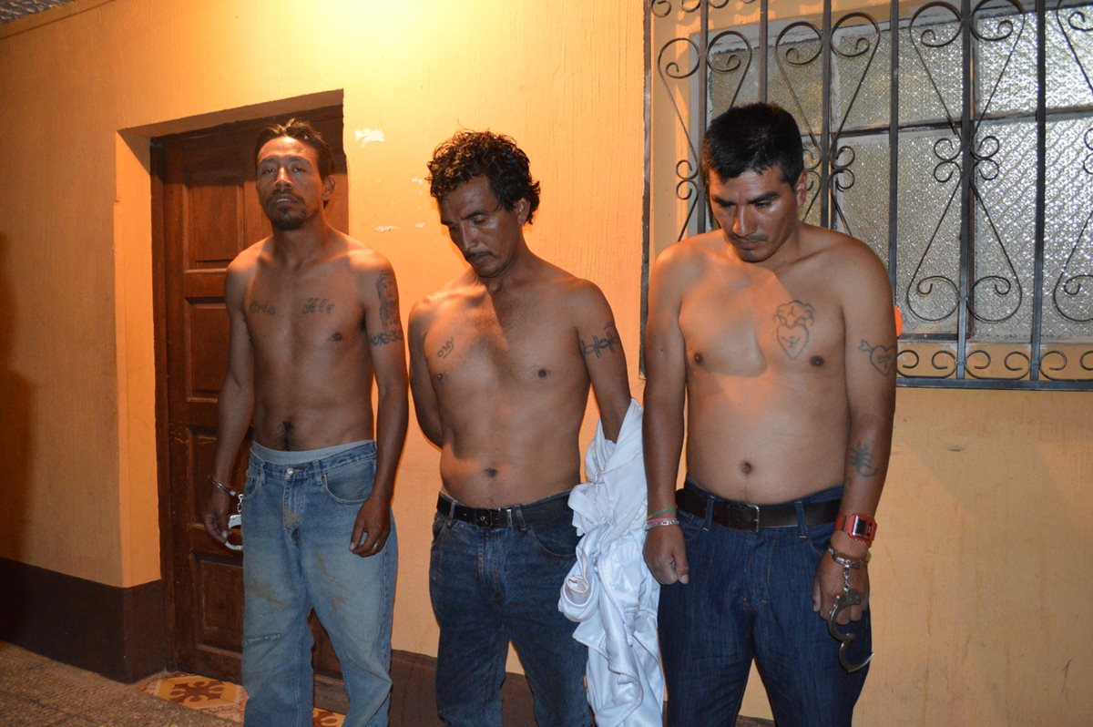 Los tres sujetos son llevados a una subestación de la PNC en Totonicapán. (Foto Prensa Libre: Édgar Domínguez)