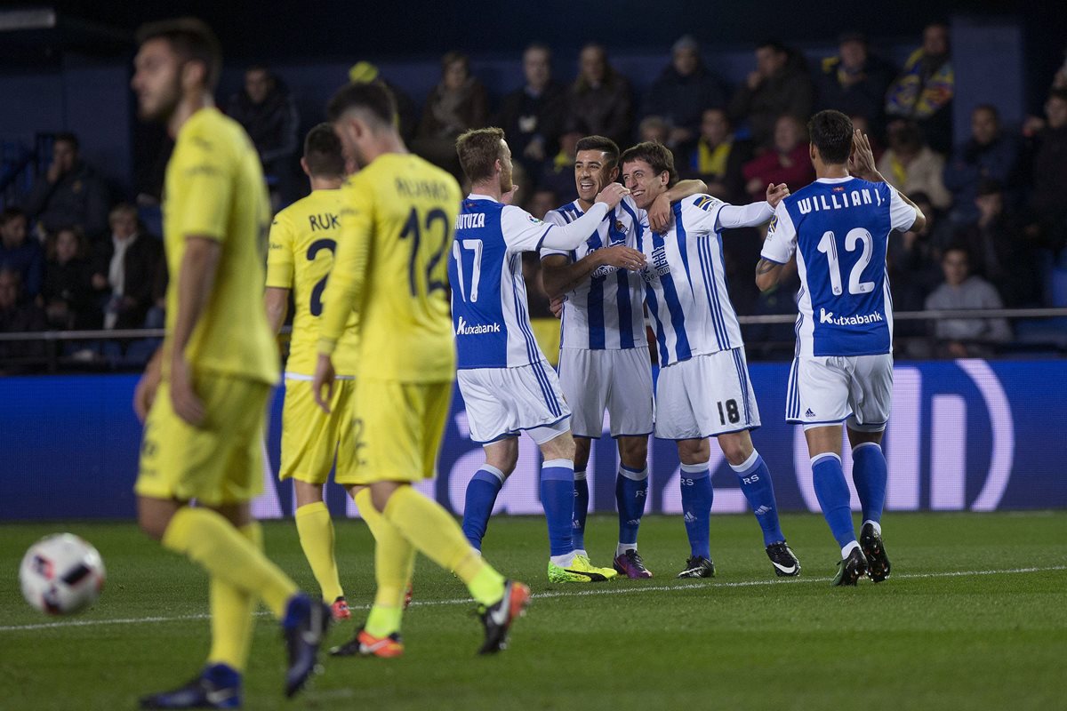 El delantero de la Real Sociedad Mikel Oyarzabal (2d) celebra con sus compañeros el gol marcado contra el Villarreal. (Foto Prensa Libre: EFE)