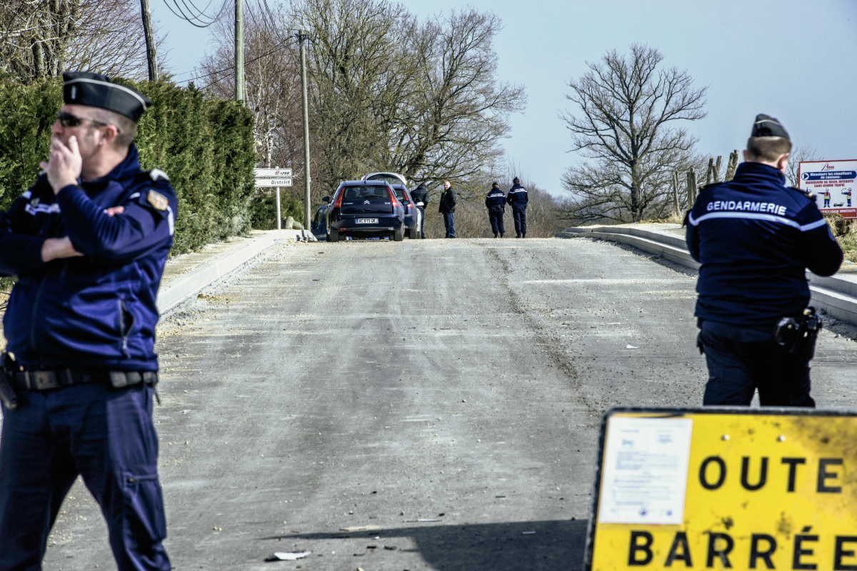 Guardias de la Gendarmería de Francia, hacen operativos cerca de la autopista donde ocurrió el robo. (Foto Prensa Libre: AFP).