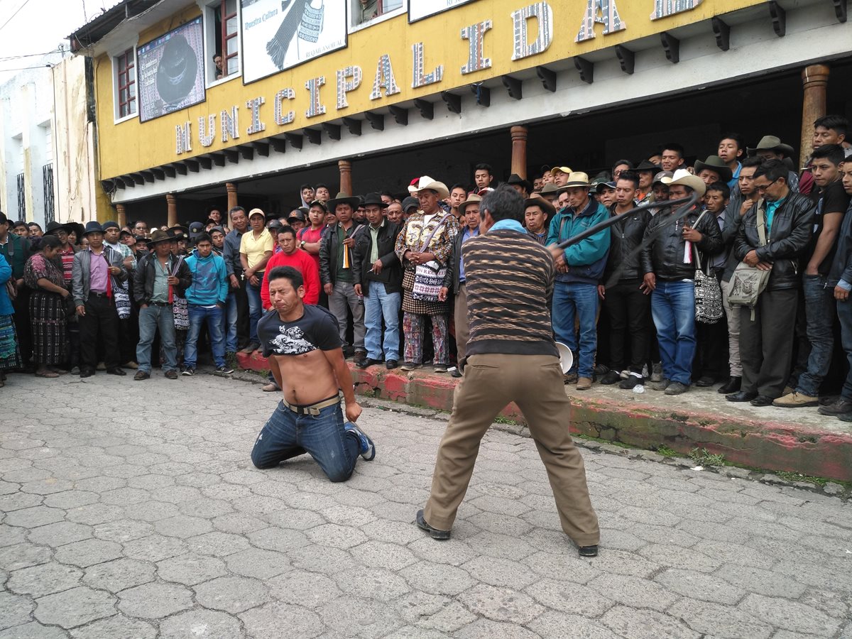 Cientos de vecinos observaron el castigo comunitario, el cual se llevó a cabo frente a la Municipalidad de Sololá. (Foto Prensa Libre: Ángel Julajuj)