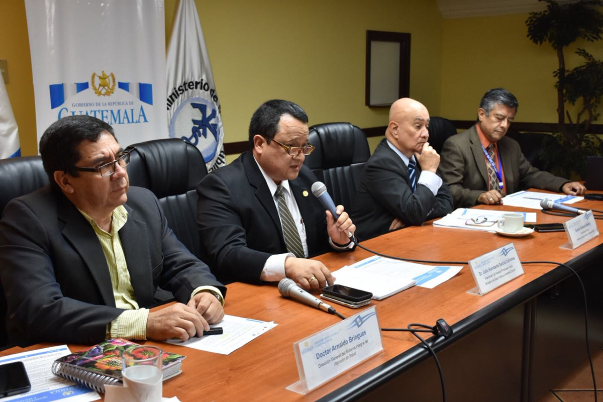 El viceministro de Atención Primaria da declaraciones durante la conferencia de prensa donde reconocieron que la Maternidad de la zona 18 sí contaba con medicinas vencidas. (Foto Prensa Libre: Cortesía)