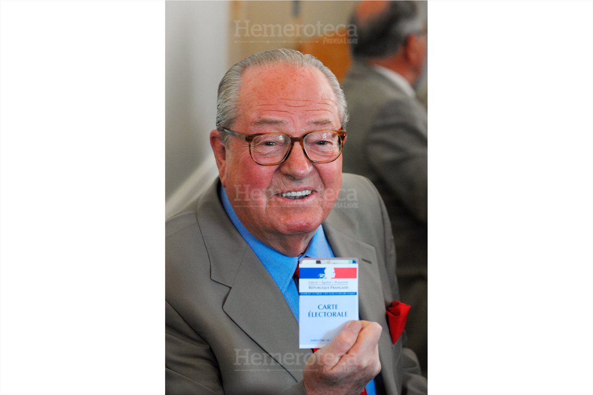 El candidato presidencial del partido de extrema derecha francés Front France (FN) Jean-Marie Le Pen muestra su tarjeta electoral antes de emitir su voto en un colegio electoral en Saint-Cloud, cerca de París, el 22 de abril de 2007. (Foto: AFP)