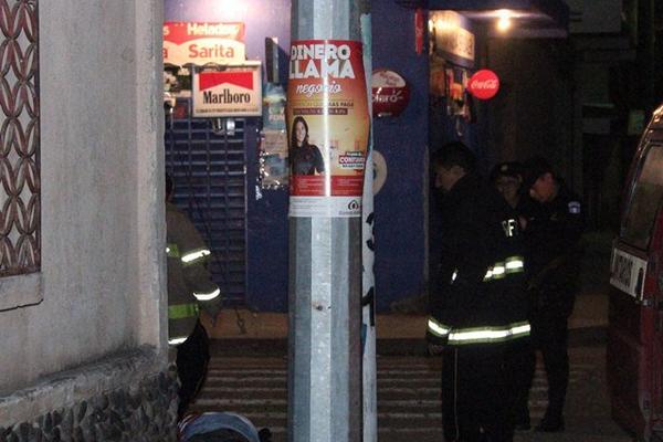 Socorrista observa el cadáver de un hombre que fue encontrado en la ciudad de Jalapa. (Foto Prensa Libre: Hugo Oliva)<br _mce_bogus="1"/>