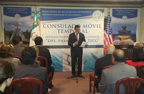Carlos Raúl Morales, ministro de Relaciones Exteriores, inaugura el nuevo consulado móvil en Nueva Jersey. (Foto Prensa Libre: Minex)