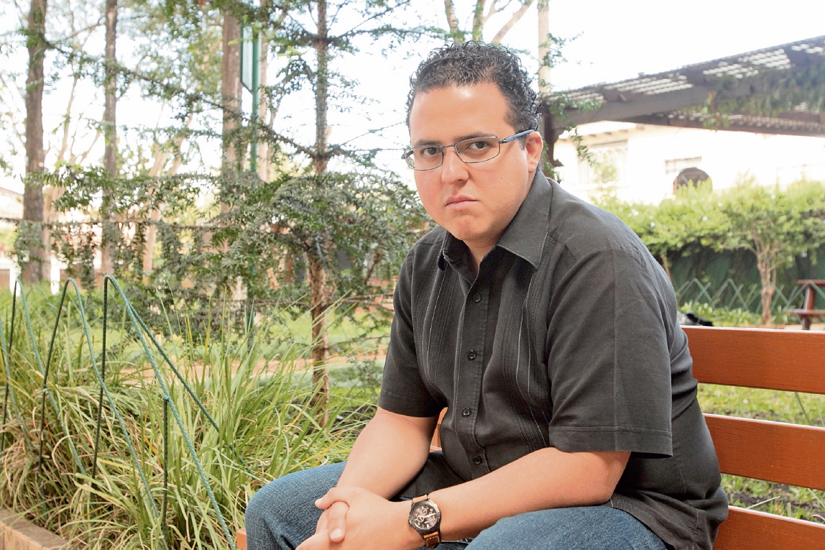 El escritor Arnoldo Gálvez ganó el Premio BAM Letras. (Foto Prensa Libre: Ángel Elías)