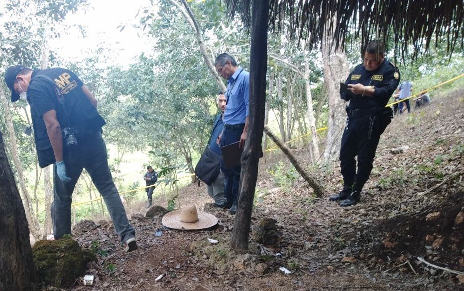 El cadáver del supuesto extranjero fue localizado colgado de un árbol en la colonia El Contador, San Benito, Petén. (Foto Prensa Libre: Rigoberto Escobar)